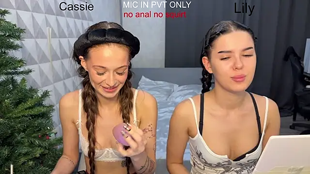 Snapshot of girls_secrets chatting on January 9, 6:10 pm girls secrets online show from January 9, 6:10 pm