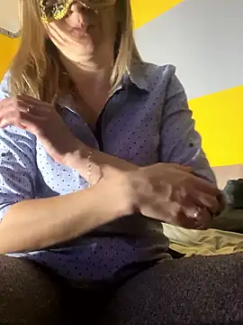 Snapshot of SexyMamiVee chatting on January 10, 6:20 pm SexyMamiVee online show from January 10, 6:20 pm