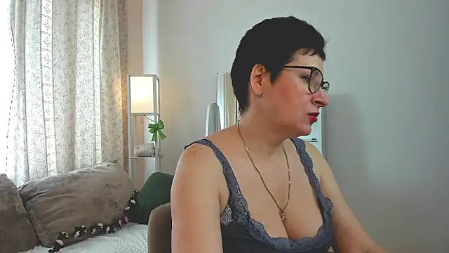 JennyMons online show from April 1, 8:15 am