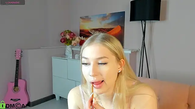 Snapshot of ChloeAlba chatting on April 25, 4:04 am ChloeAlba online show from April 25, 4:04 am