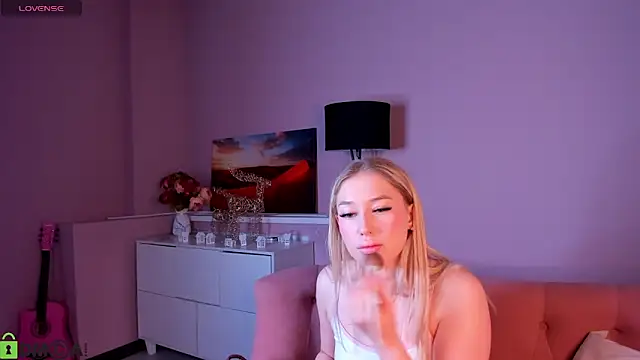 Snapshot of ChloeAlba chatting on April 26, 3:04 am ChloeAlba online show from April 26, 3:04 am