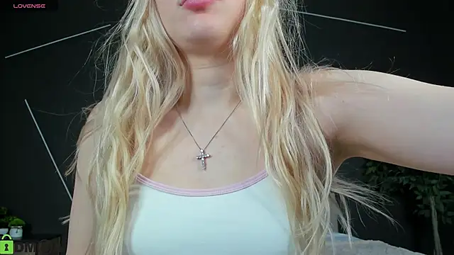 Snapshot of ChloeAlba chatting on May 2, 3:11 am ChloeAlba online show from May 2, 3:11 am