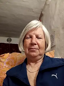 Snapshot of KlaudiaDarling chatting on April 18, 1:42 am KlaudiaDarling online show from April 18, 1:42 am