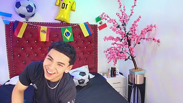 Snapshot of Jaden_and_sofia chatting on June 25, 3:06 am Jaden and sofia online show from June 25, 3:06 am