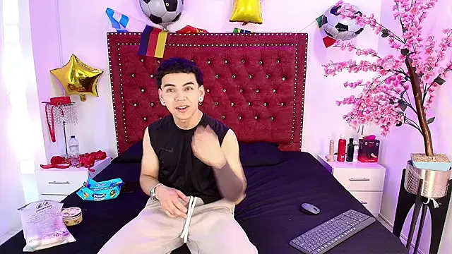 Snapshot of Jaden_and_sofia chatting on July 18, 3:11 am Jaden and sofia online show from July 18, 3:11 am