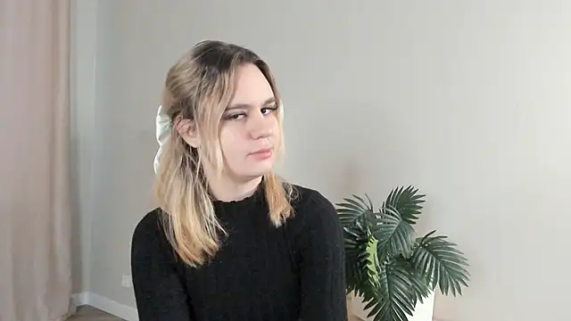 Snapshot of DejaBruhn chatting on January 10, 6:04 am DejaBruhn online show from January 10, 6:04 am