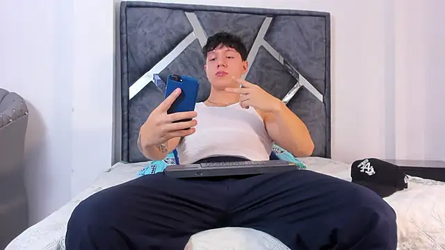 Snapshot of Liam_saint chatting on February 12, 12:22 pm Liam saint online show from February 12, 12:22 pm