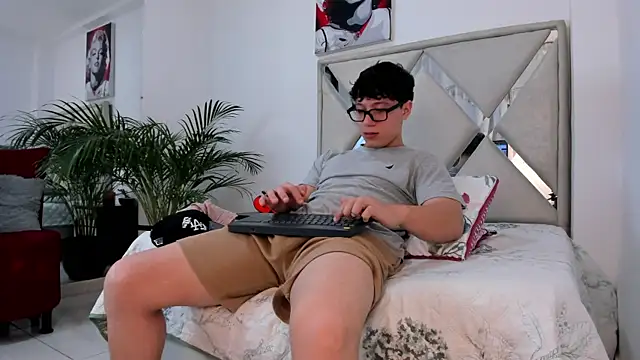 Snapshot of Liam_saint chatting on February 24, 12:25 pm Liam saint online show from February 24, 12:25 pm