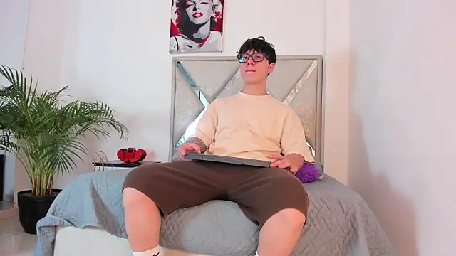 Liam saint online show from March 16, 12:09 pm