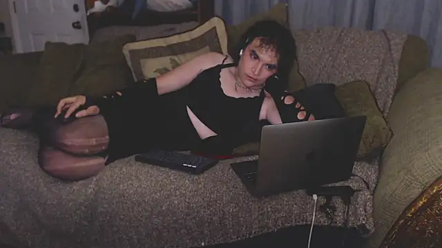 Snapshot of glowiislvt chatting on January 6, 12:20 pm glowiislvt online show from January 6, 12:20 pm