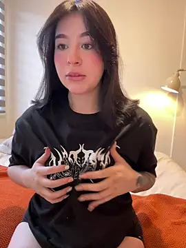 Snapshot of evelynrosess1 chatting on June 22, 10:29 pm evelynrosess1 online show from June 22, 10:29 pm