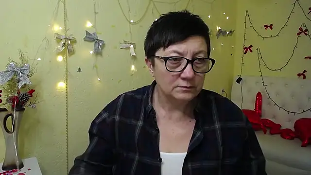 EmilyL0ve online show from January 18, 6:01 pm