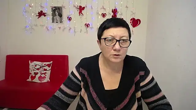 EmilyL0ve online show from February 9, 6:23 pm