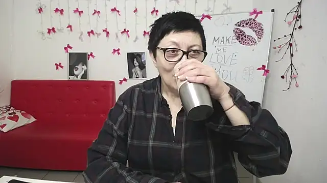 EmilyL0ve online show from February 24, 6:17 pm