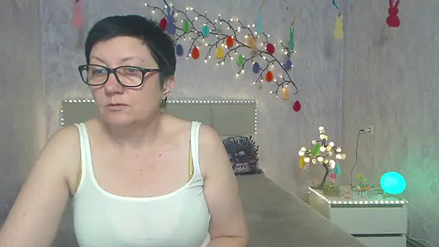 EmilyL0ve online show from April 2, 6:33 am