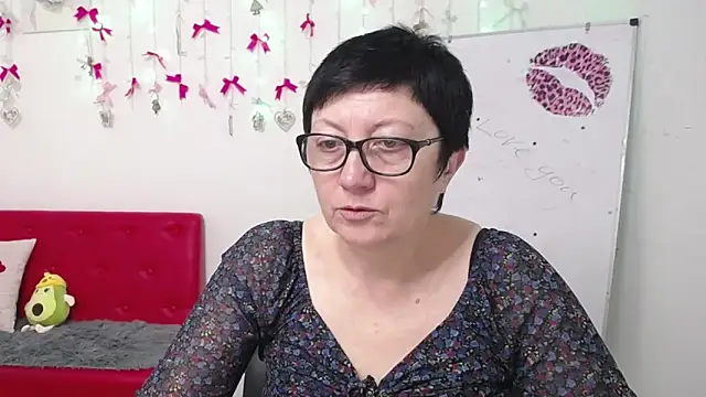 EmilyL0ve online show from April 18, 5:22 am