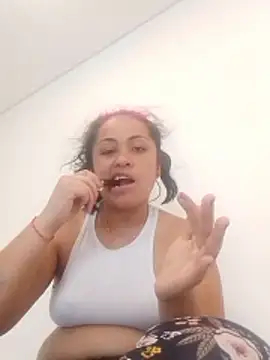 Snapshot of Luli2401 chatting on January 9, 4:32 pm Luli2401 online show from January 9, 4:32 pm