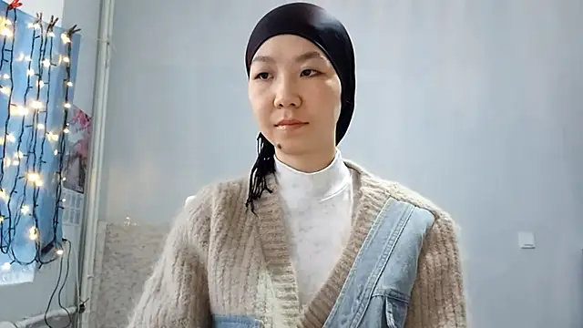 Snapshot of VuiCutie chatting on January 9, 3:42 am VuiCutie online show from January 9, 3:42 am