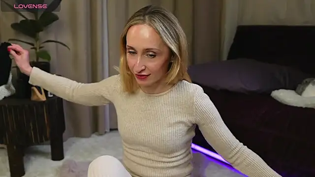 Snapshot of Emely_Moon chatting on April 30, 6:36 pm Emely Moon online show from April 30, 6:36 pm