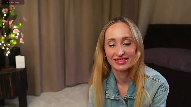 Snapshot of Emely_Moon chatting on June 4, 7:31 pm Emely Moon online show from June 4, 7:31 pm