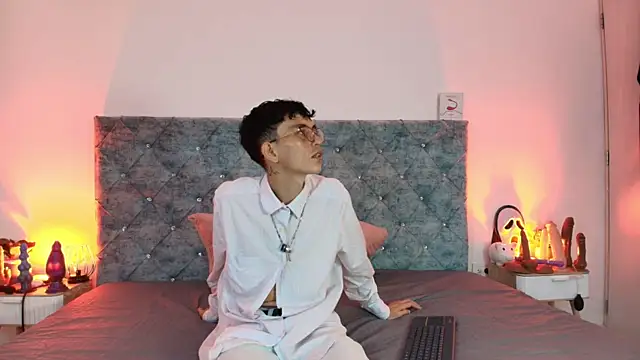 Hari Andre  online show from January 7, 1:13 pm