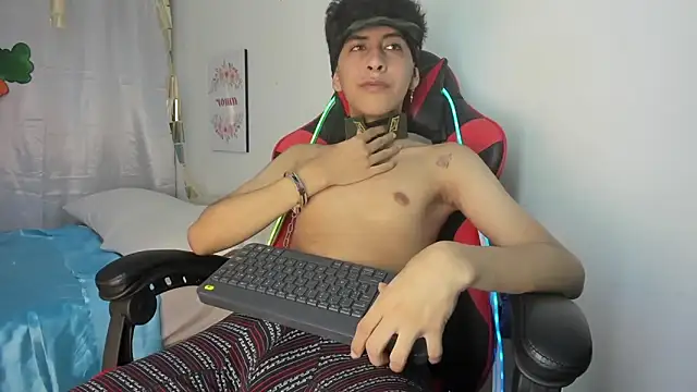 julian xx online show from April 18, 7:18 pm