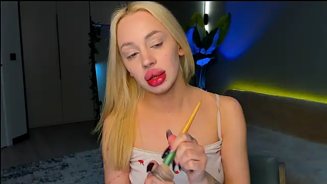 Luna Beverly online show from March 30, 8:32 pm