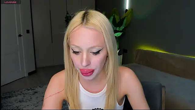 Luna Beverly online show from April 10, 8:24 pm