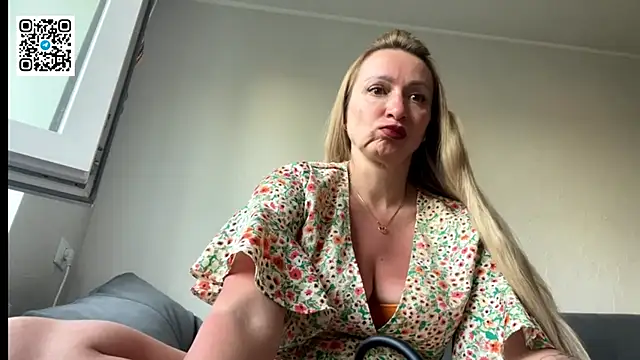 Snapshot of Lapussia_ chatting on June 23, 4:49 pm Lapussia online show from June 23, 4:49 pm