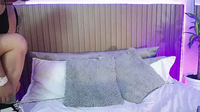 Snapshot of IndieMiller chatting on February 3, 11:15 am IndieMiller online show from February 3, 11:15 am