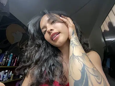 auroramooon online show from February 19, 6:15 pm