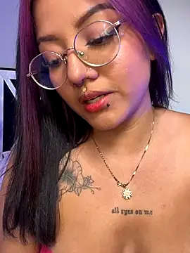 Snapshot of queen_of_you_heart chatting on January 8, 6:43 pm queen of you heart online show from January 8, 6:43 pm