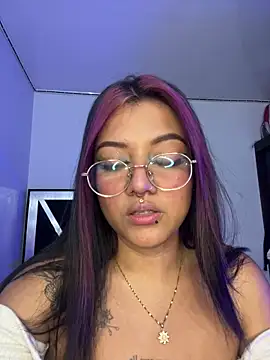 Snapshot of queen_of_you_heart chatting on January 14, 2:39 am queen of you heart online show from January 14, 2:39 am