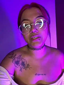 Snapshot of queen_of_you_heart chatting on February 8, 12:03 am queen of you heart online show from February 8, 12:03 am