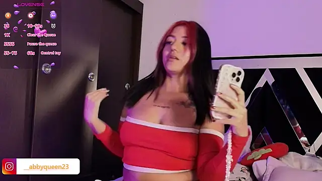 Snapshot of queen_of_you_heart chatting on February 11, 12:48 am queen of you heart online show from February 11, 12:48 am