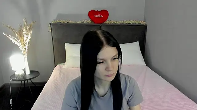 Snapshot of SkinyJoys chatting on February 18, 1:56 am SkinyJoys online show from February 18, 1:56 am