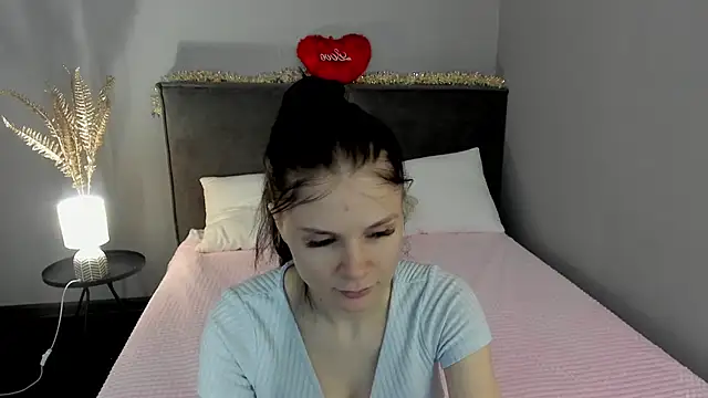 Snapshot of SkinyJoys chatting on February 21, 2:01 am SkinyJoys online show from February 21, 2:01 am