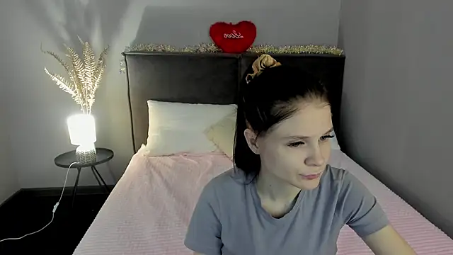 Snapshot of SkinyJoys chatting on February 24, 2:31 am SkinyJoys online show from February 24, 2:31 am