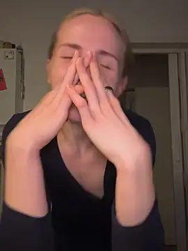 Sunny Eve online show from April 4, 8:39 pm