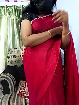 Snapshot of Tinarosy13 chatting on February 17, 11:22 pm Tinarosy13 online show from February 17, 11:22 pm