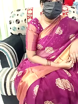 Snapshot of Tinarosy13 chatting on February 20, 7:21 am Tinarosy13 online show from February 20, 7:21 am