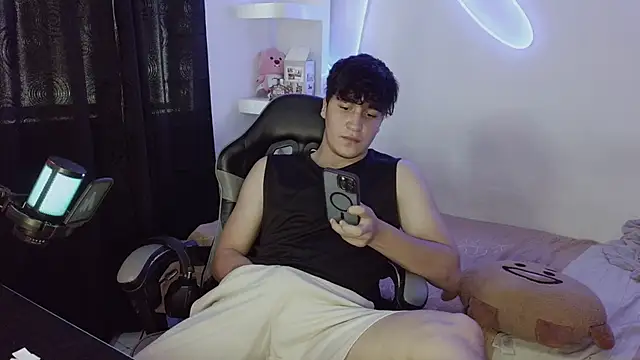 NoahUncutX online show from January 11, 10:15 pm