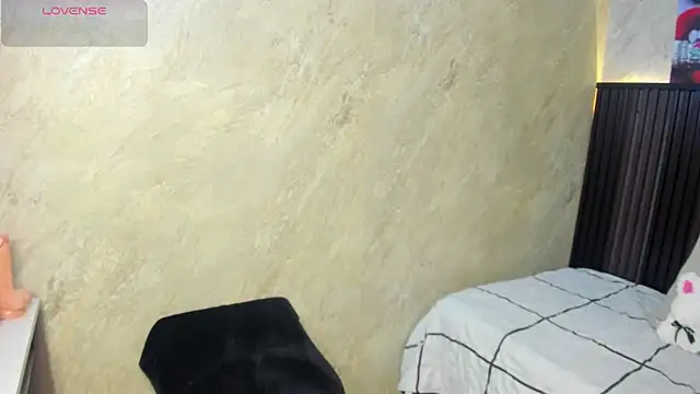 tanisha  lux online show from February 7, 7:50 pm