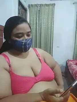 Snapshot of momo_loves chatting on April 22, 5:21 am momo loves online show from April 22, 5:21 am