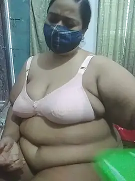 Snapshot of momo_loves chatting on May 11, 2:17 am momo loves online show from May 11, 2:17 am
