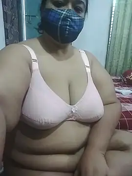 Snapshot of momo_loves chatting on May 27, 5:15 am momo loves online show from May 27, 5:15 am