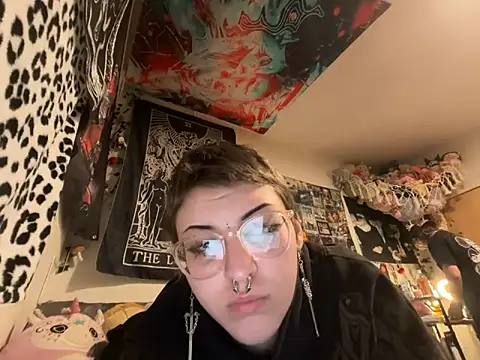 Snapshot of elohwelll chatting on February 7, 2:26 am elohwelll online show from February 7, 2:26 am