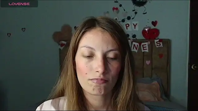 Snapshot of Sweet_moon_v_ chatting on February 12, 11:22 pm Sweet moon v online show from February 12, 11:22 pm