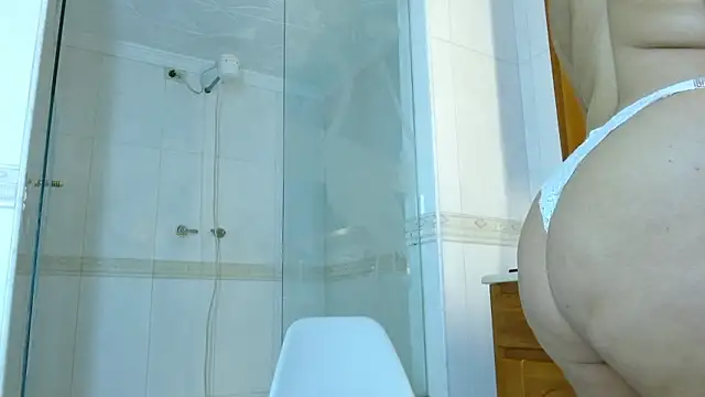 Snapshot of Collins_luna chatting on February 7, 5:05 pm Collins luna online show from February 7, 5:05 pm