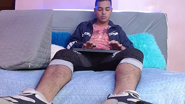 Snapshot of studentdeivy_ chatting on February 7, 9:57 am studentdeivy online show from February 7, 9:57 am